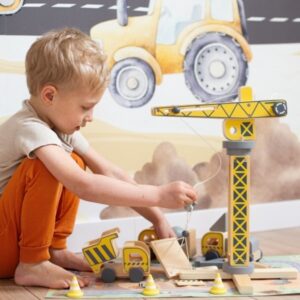 Drewniany plac budowy z dużym ruchomym dźwigiem i pojazdami, żuraw wieżowy