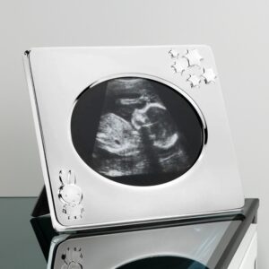 Na chrzest i narodziny: Posrebrzana ramka na zdjęcie z grawerem