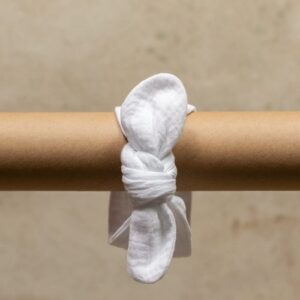 Opaska na głowę dla dziewczynki muślinowa | 9-24 mc | biała