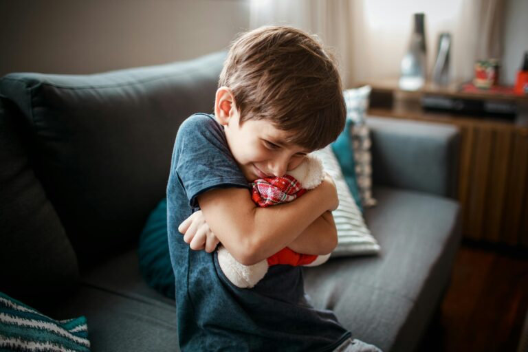 Zabawki w metkami – jak wspierają sensorykę najmłodszych?