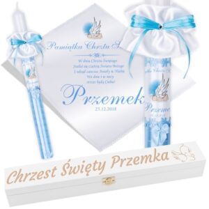 Świeca i szatka ze zdjęciem dziecka oraz pudełkiem na chrzest