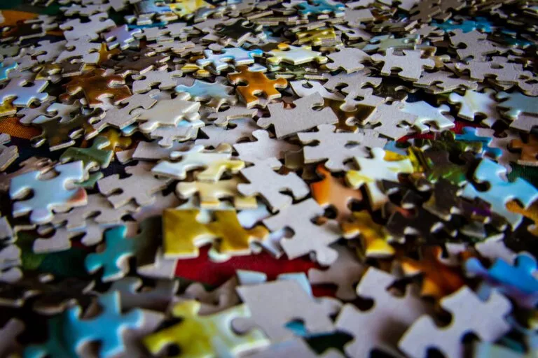 Układanie puzzli a rozwój wyobraźni – co rozwijają puzzle?