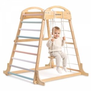 Drewniany domowy plac zabaw z huśtawką, kółkami gimnastycznymi i siatką wspinaczkową