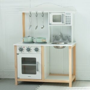 Drewniana kuchnia dla dzieci z mikrofalówką