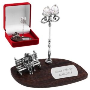 Srebrna figurka zakochani na ławce 0,925 z grawerem