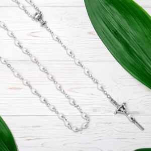 Różaniec na I Komunię perłowe paciorki z dedykacją w pudełku