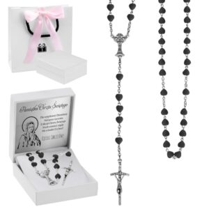 Różaniec komunijny z czarnymi serduszkami IHS i dedykacją w pudełku