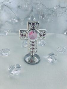 Krzyż platerowany srebrem z różowymi kryształami i grawerem