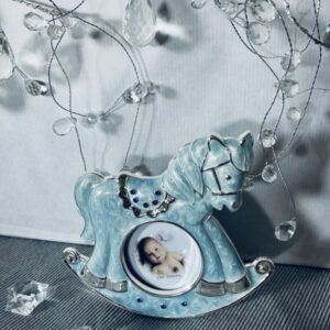 Na chrzest: posrebrzana ramka na zdjęcie z czarnym welurem