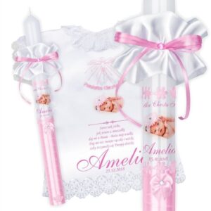 Chrzest: świeca i różowa szatka satynowa z nadrukiem zdjęcia