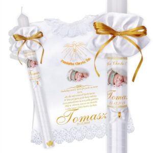 Chrzest: świeca i złota szatka z haftem Ducha Świętego, nadruk