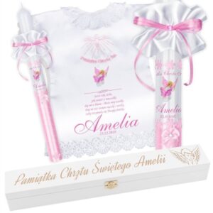 Chrzest: świeca i różowa szatka z grawerem laserowym w skrzynce