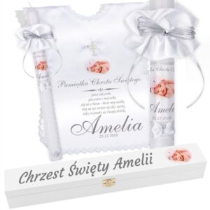 Chrzest: świeca i szatka papieska ze srebrnym haftem, personalizacja