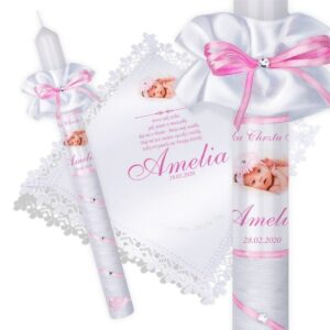 Chrzest: biało-różowa świeca i szatka z nadrukiem i profitką