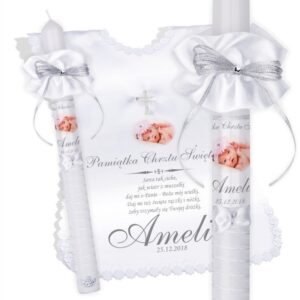 Szatka i świeca na Chrzest ze srebrnym krzyżem z nadrukiem