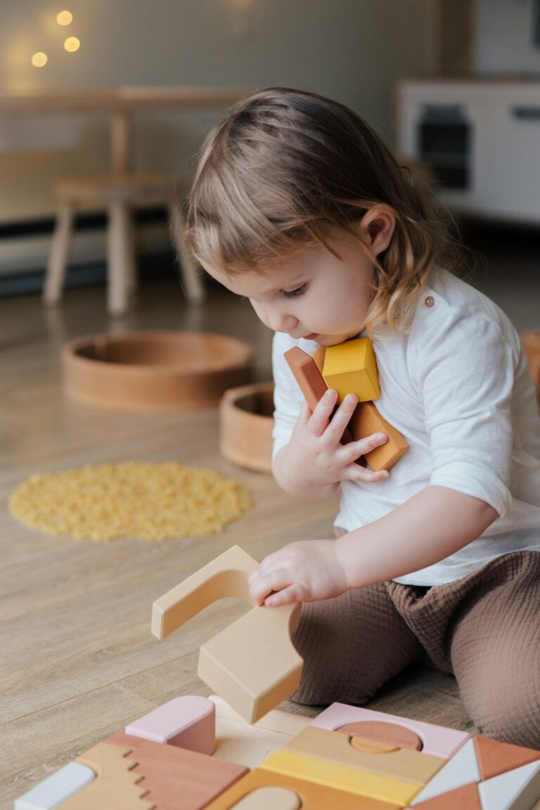 5 zabawek Montessori, które rozwijają dziecko