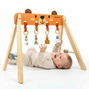 Drewniany stojak edukacyjny dla niemowląt – Baby Gym z motywem misia